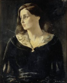 Jeune femme en robe noire