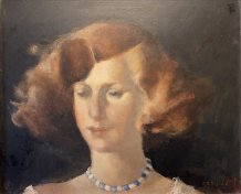 Femme rousse au collier aux perles de verre