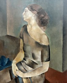 Femme assise de trois-quart