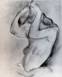 Buste de jeune fille se coiffant